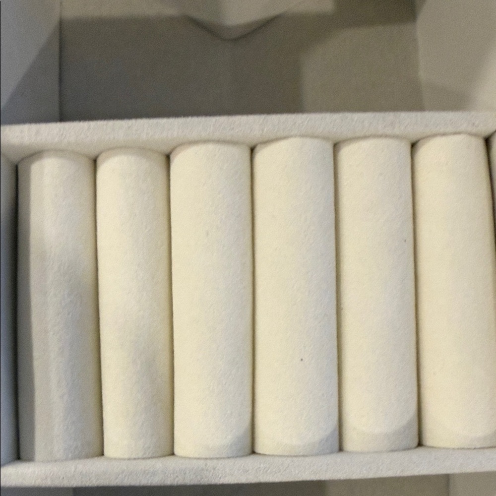 Elegant Cream Heart-Shaped Jewelry Box - Picture 3 of 12